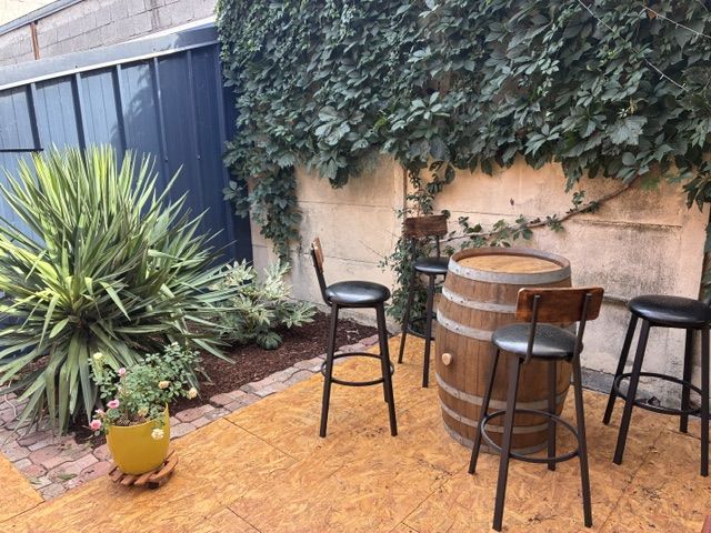 Terrasse afterwork du Petit Vatel, tonneau et tabourets