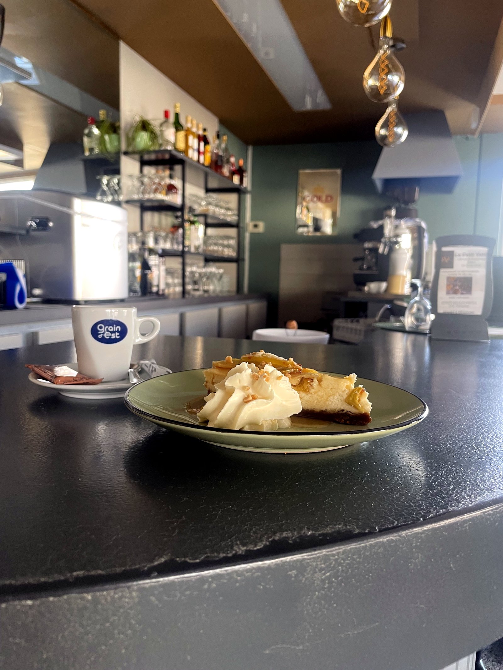 Cheesecake maison, chantilly et pomme caramélisée