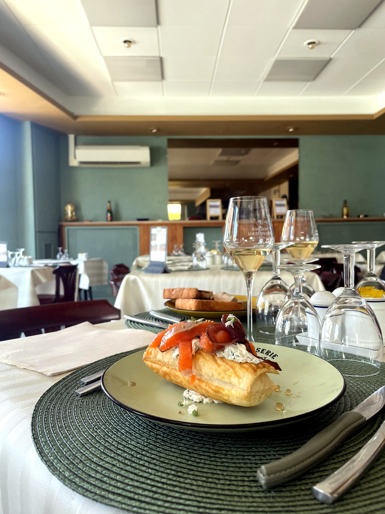 Feuilleté croustillant, saumon fumé et fromage frais aux herbes
