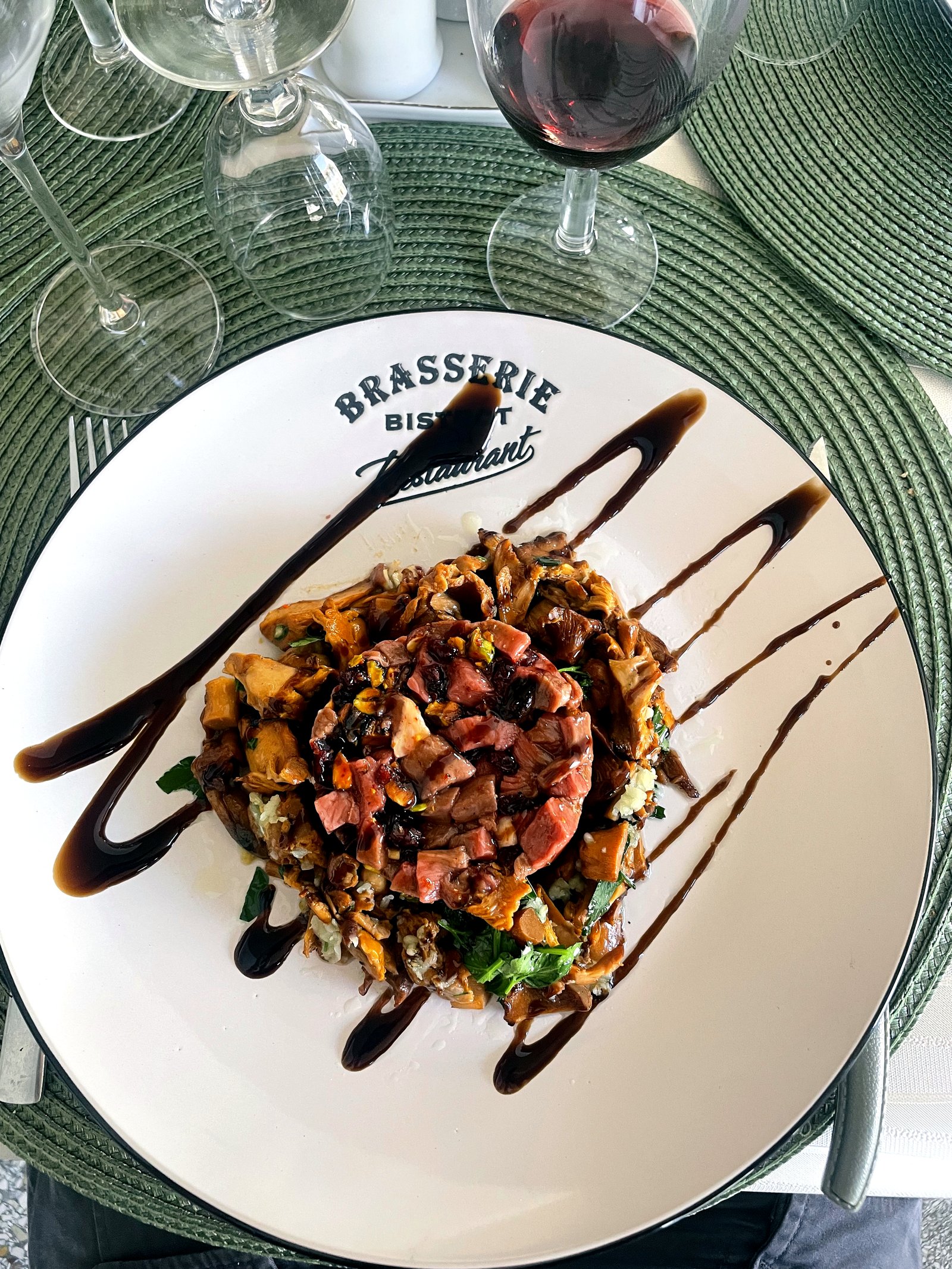 Bœuf mariné, girolles poêlées et éclats de pistache, réduction balsamique